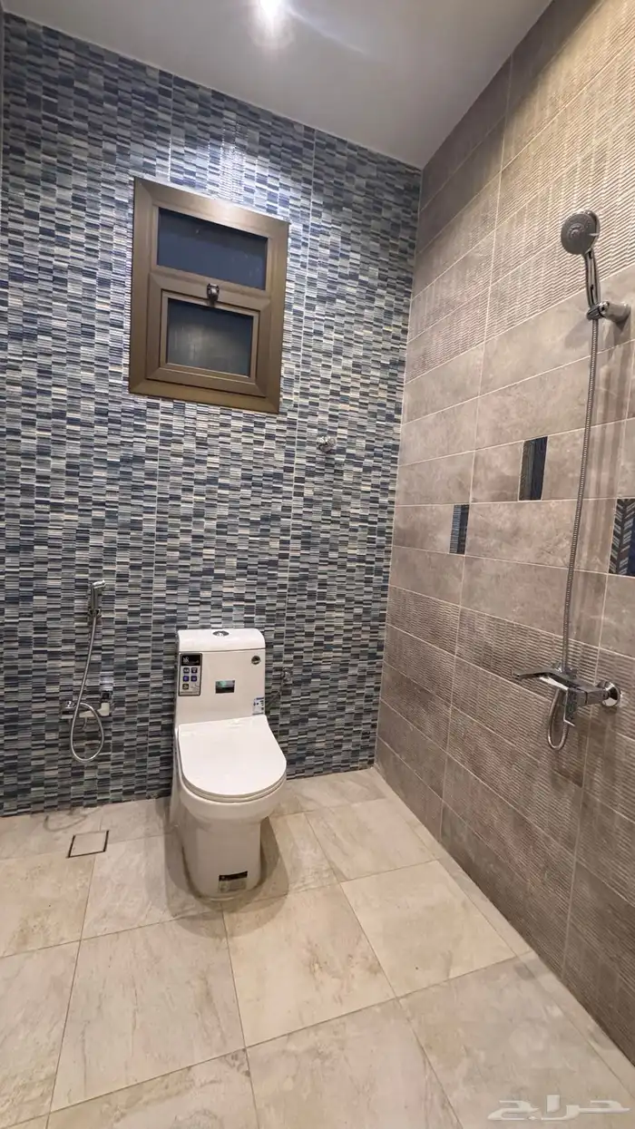 للبيع فيلا مستقله دورين وملحق موقع متميز حى دره الموسى 24