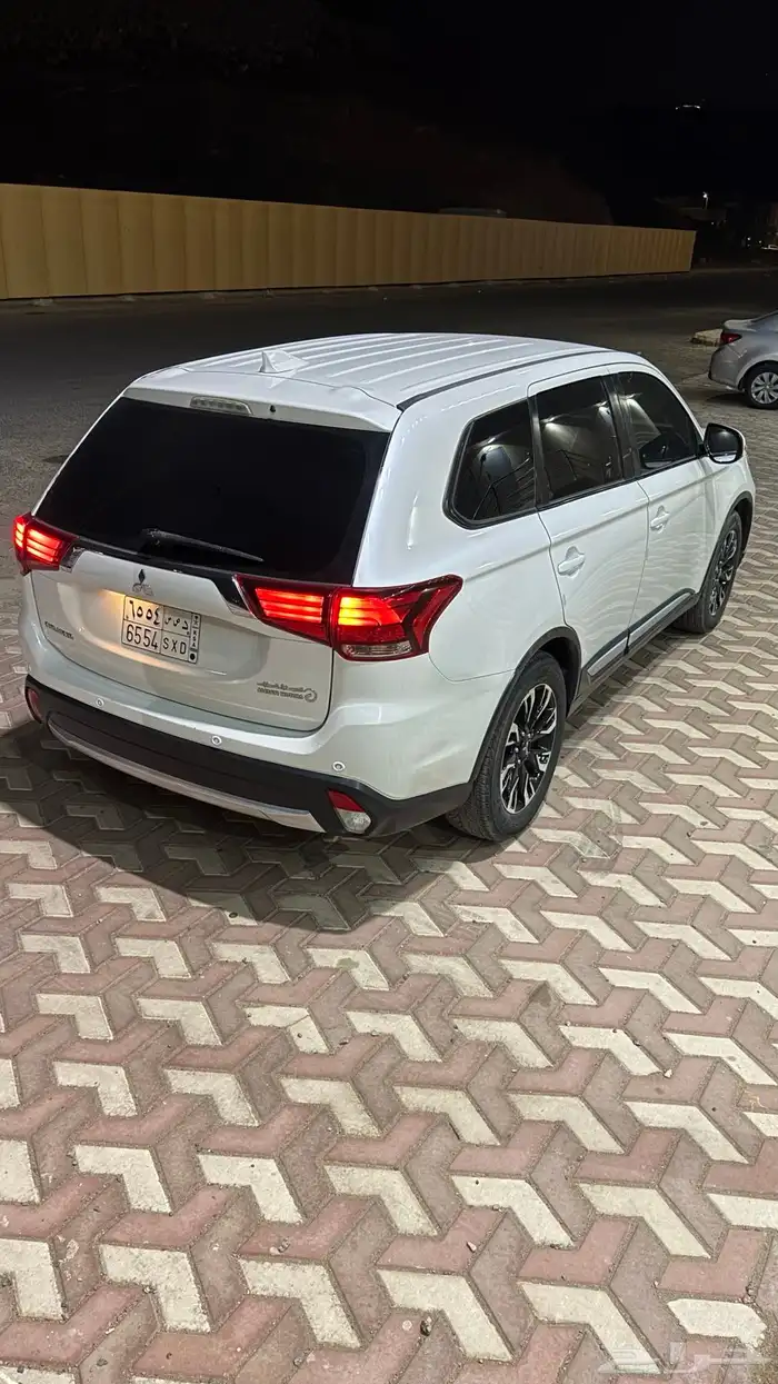 ميتسوبيشي اوتلاندر 2018 نظيف 1