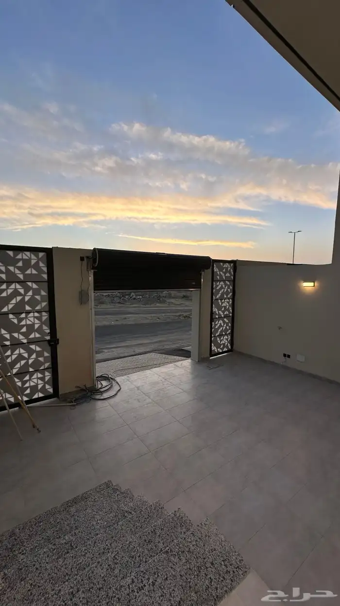 للبيع شقق ارضيه وروفات علويه خميس مشيط حي الوسام 3