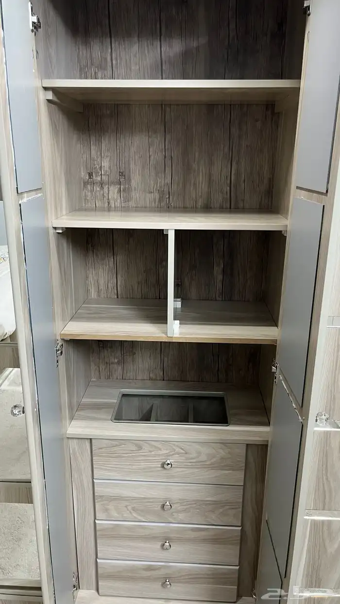 غرفه كبيره دولاب وكمودينه 2وتسريحه ودرج صغير جانبي 5