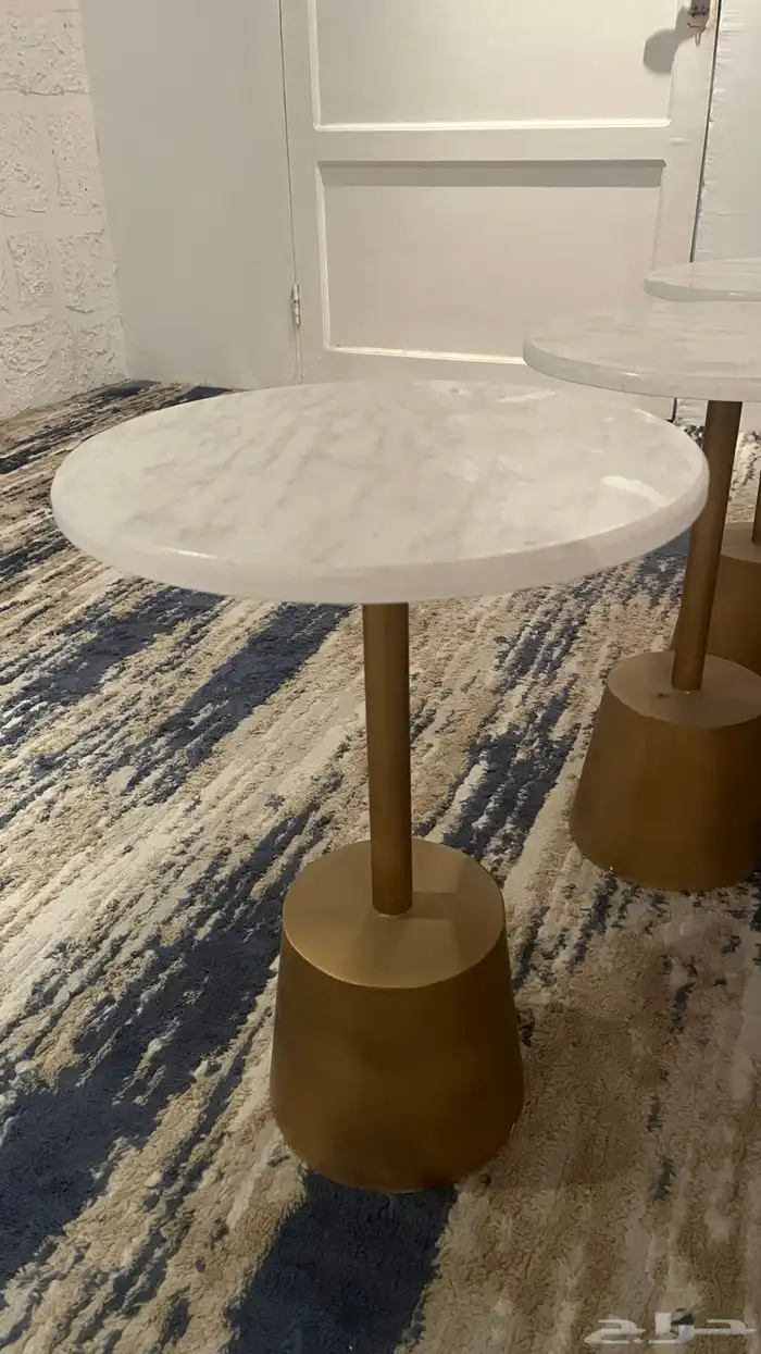 طاولتين كبيرة شبيه رخام واربع طاولات خدمة 4