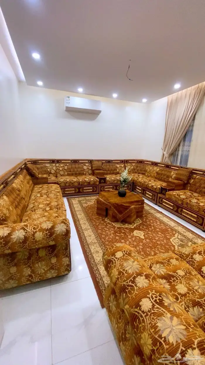 كنب مجلس مغربي وستارة وفرشة وطاولة 3