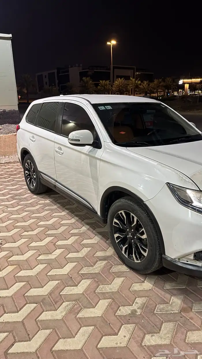 ميتسوبيشي اوتلاندر 2018 نظيف 3