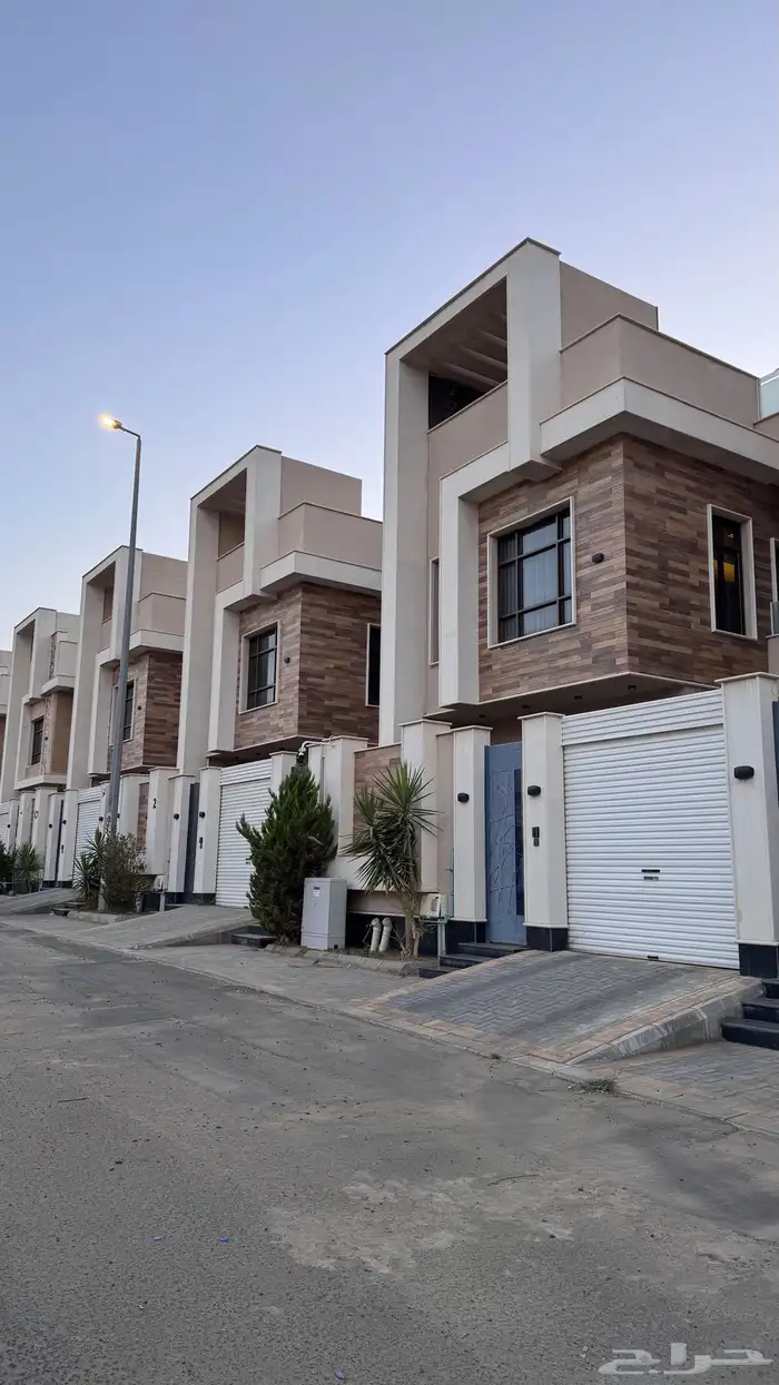 للبيع فيلا مستقله دورين وملحق موقع متميز حى دره الموسى 1