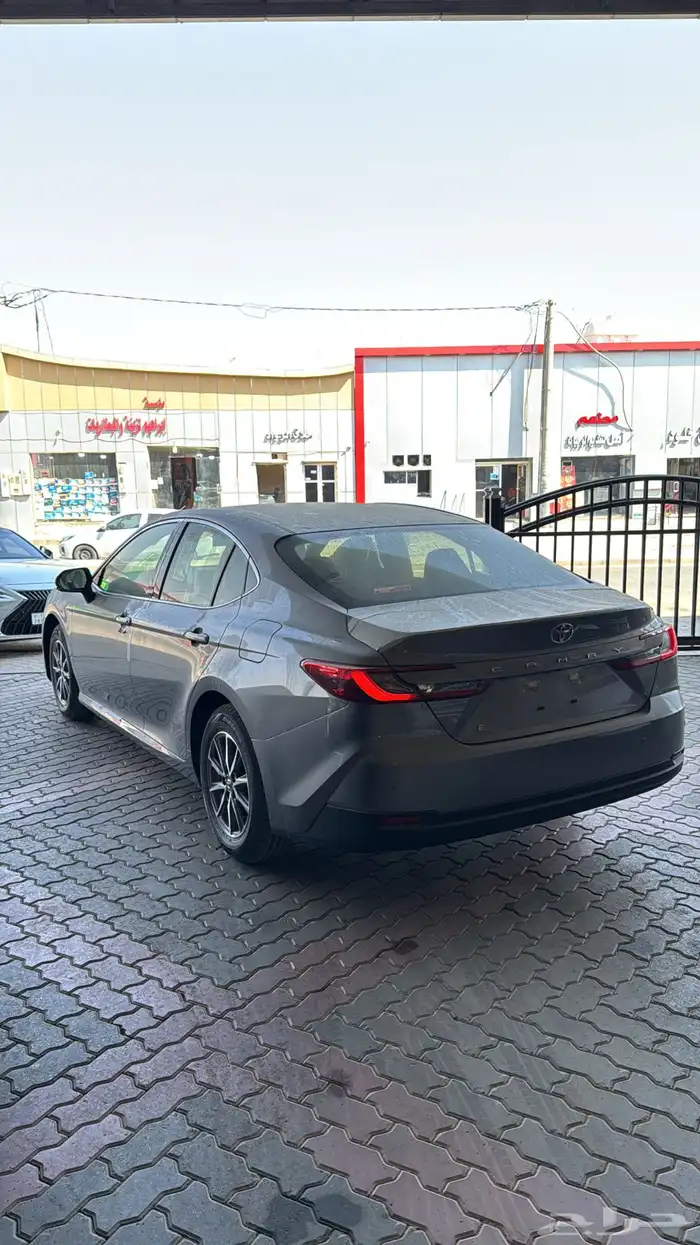 تويوتا كامري E ستاندر بنزين 2025 3