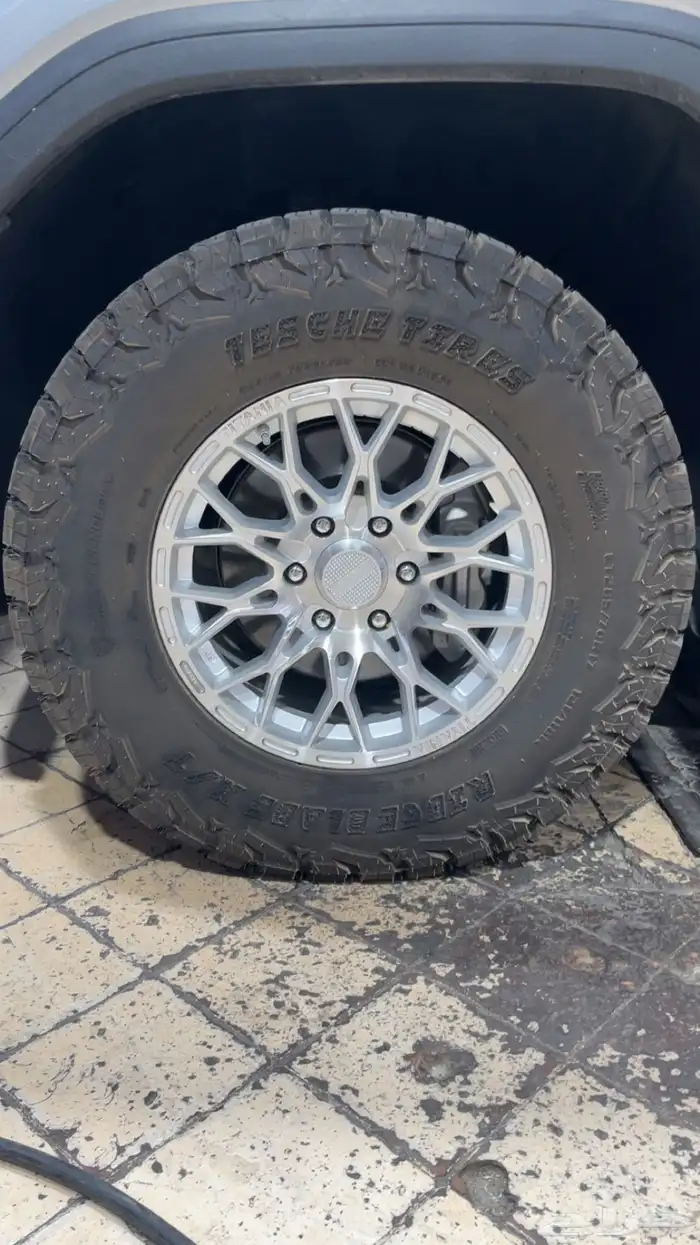 للبيع طقم جنوط تيتانيا اصلية مع الكفرات 3