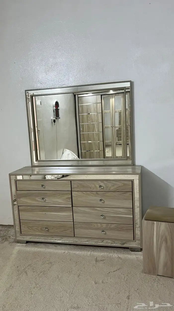 غرفه كبيره دولاب وكمودينه 2وتسريحه ودرج صغير جانبي 14