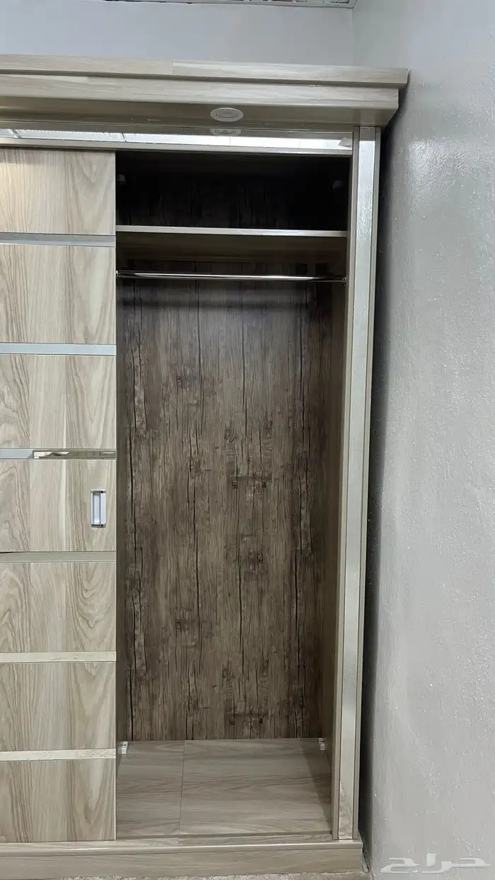 غرفه كبيره دولاب وكمودينه 2وتسريحه ودرج صغير جانبي 4