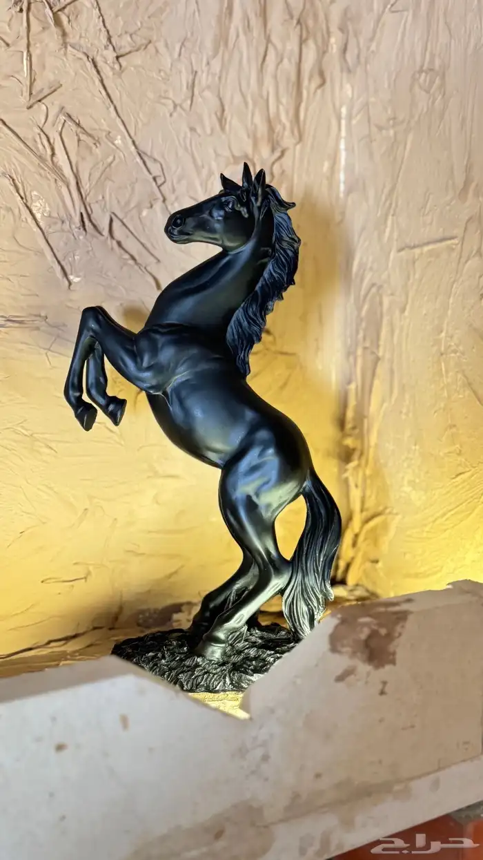 تمثال حصان أسود فاخر 0