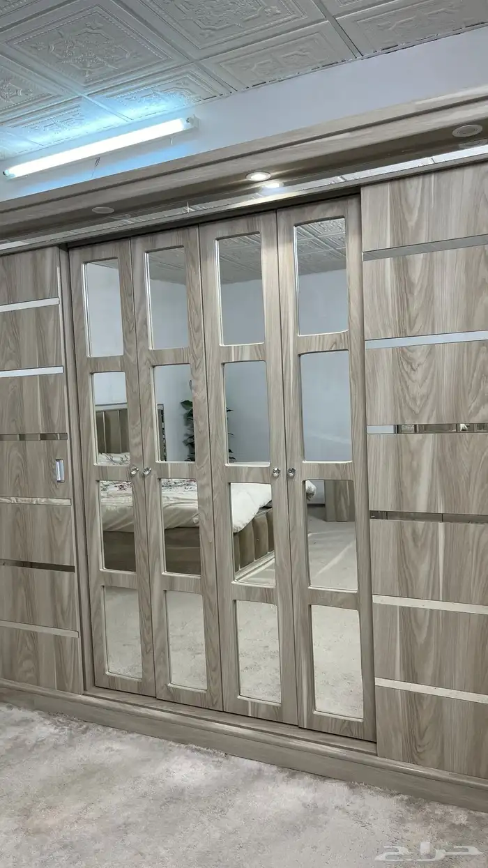غرفه كبيره دولاب وكمودينه 2وتسريحه ودرج صغير جانبي 0