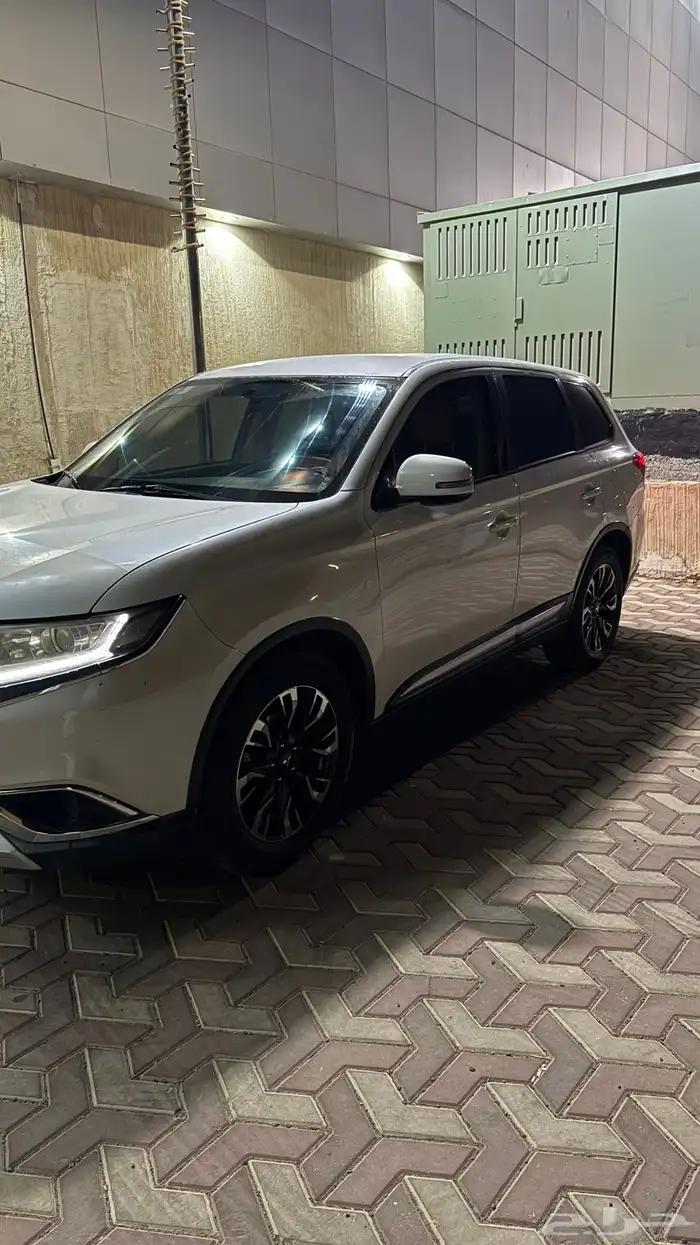 ميتسوبيشي اوتلاندر 2018 نظيف 5