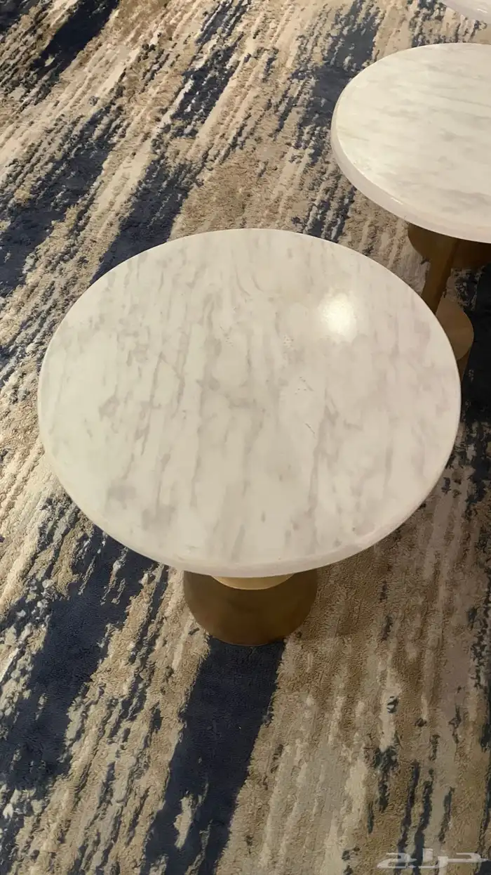 طاولتين كبيرة شبيه رخام واربع طاولات خدمة 5