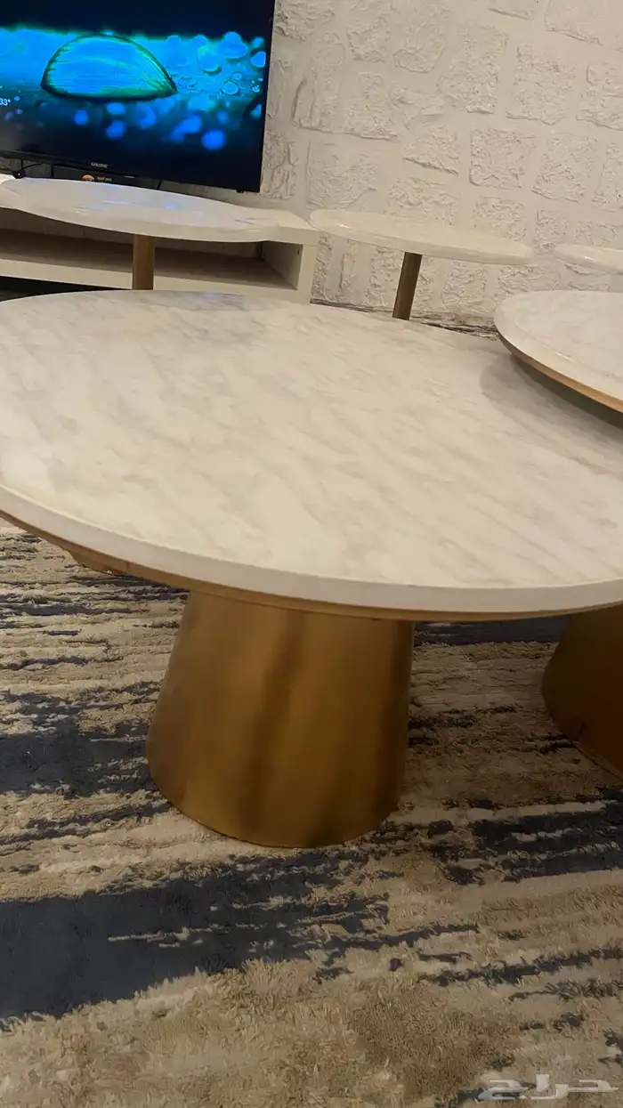 طاولتين كبيرة شبيه رخام واربع طاولات خدمة 3