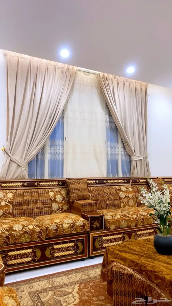 كنب مجلس مغربي وستارة وفرشة وطاولة 1