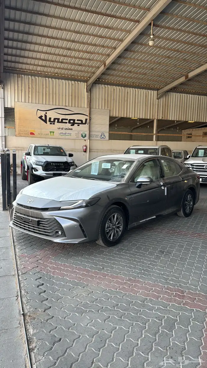 تويوتا كامري E ستاندر بنزين 2025 0