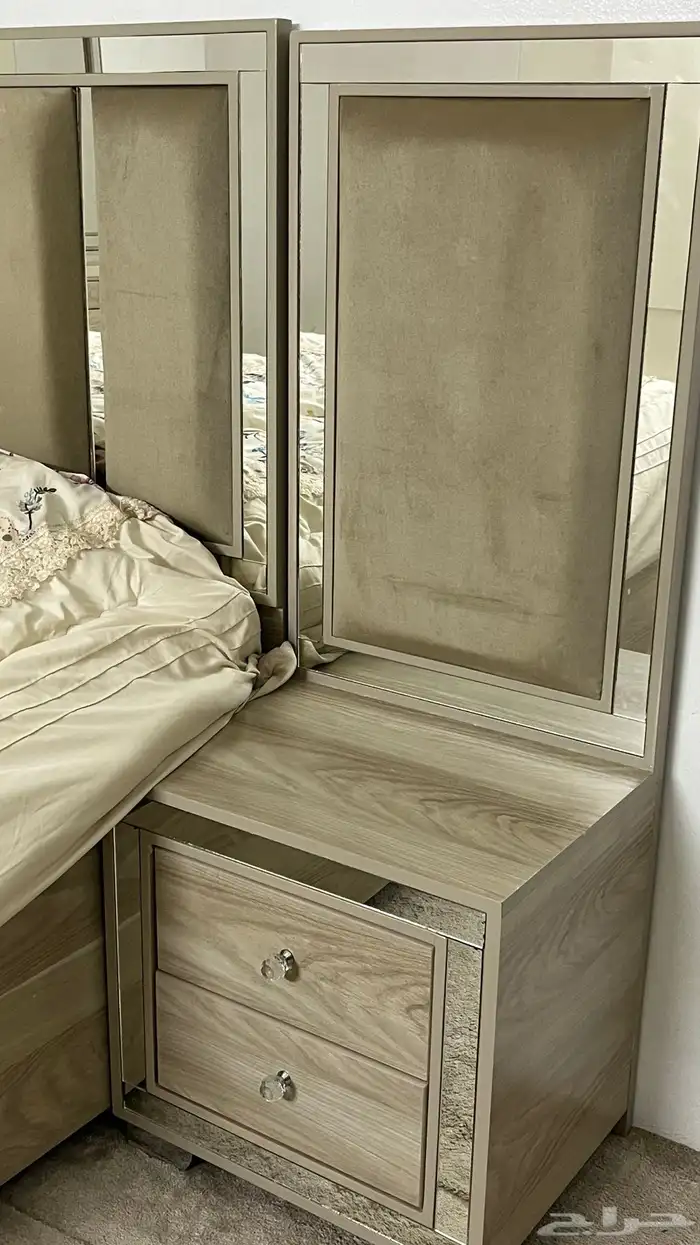 غرفه كبيره دولاب وكمودينه 2وتسريحه ودرج صغير جانبي 15