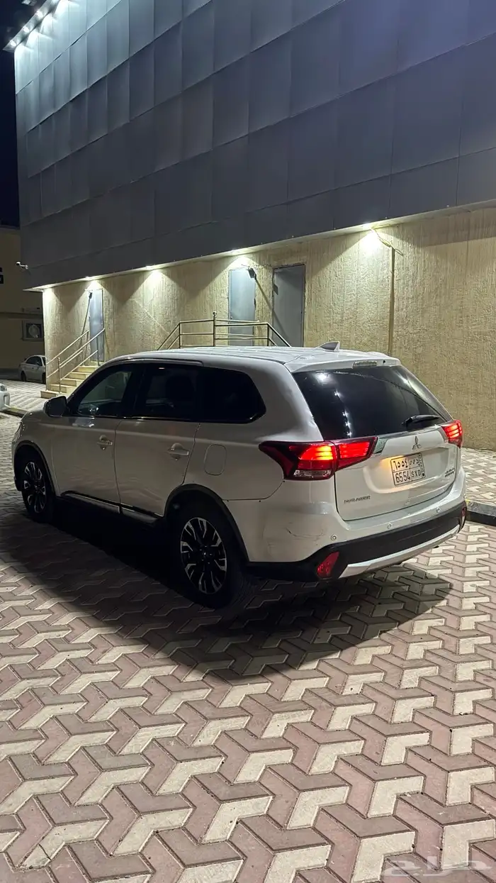 ميتسوبيشي اوتلاندر 2018 نظيف 4