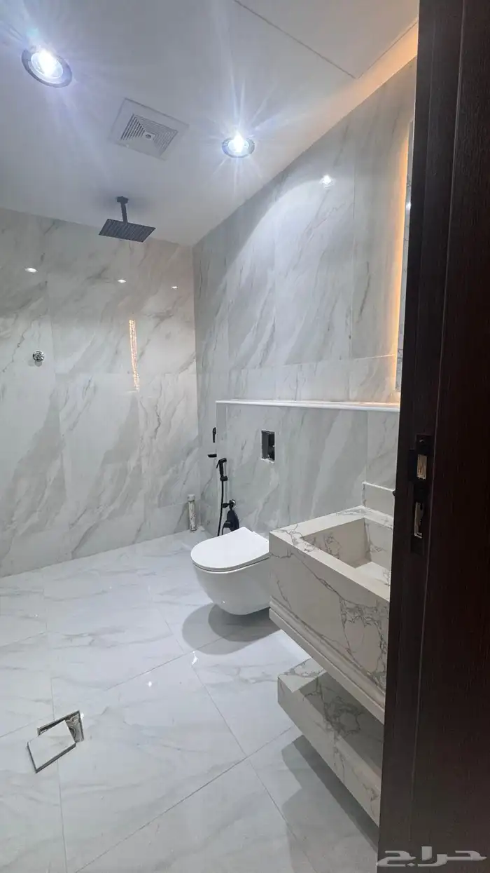 للبيع شقه 6 غرف مع سطح من 500 الف طريق ابها الخميس 16