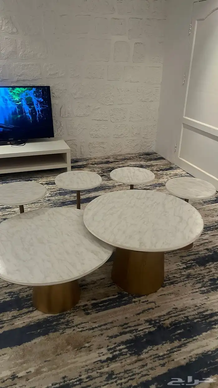 طاولتين كبيرة شبيه رخام واربع طاولات خدمة 0