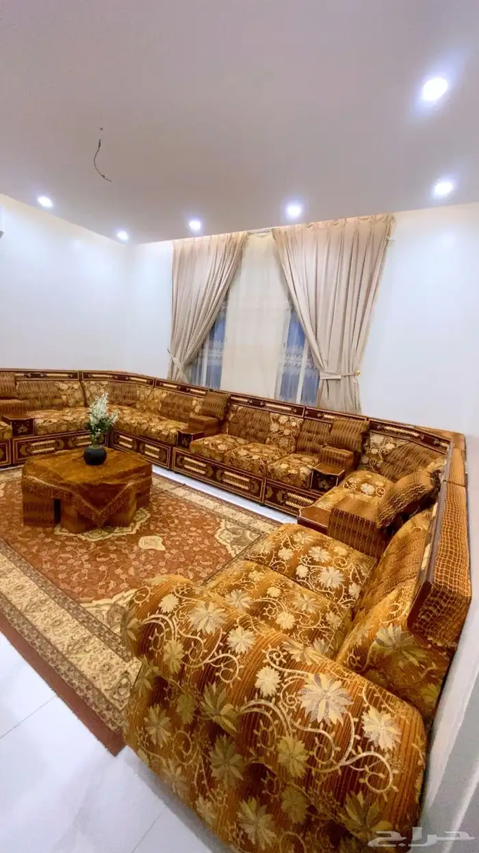 كنب مجلس مغربي وستارة وفرشة وطاولة 4