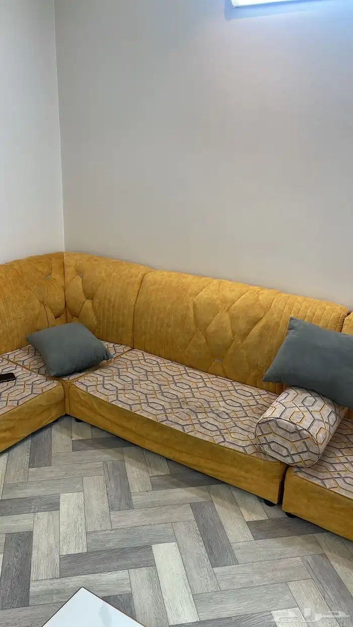 كنب نظيف للبيع مع طاوله 1