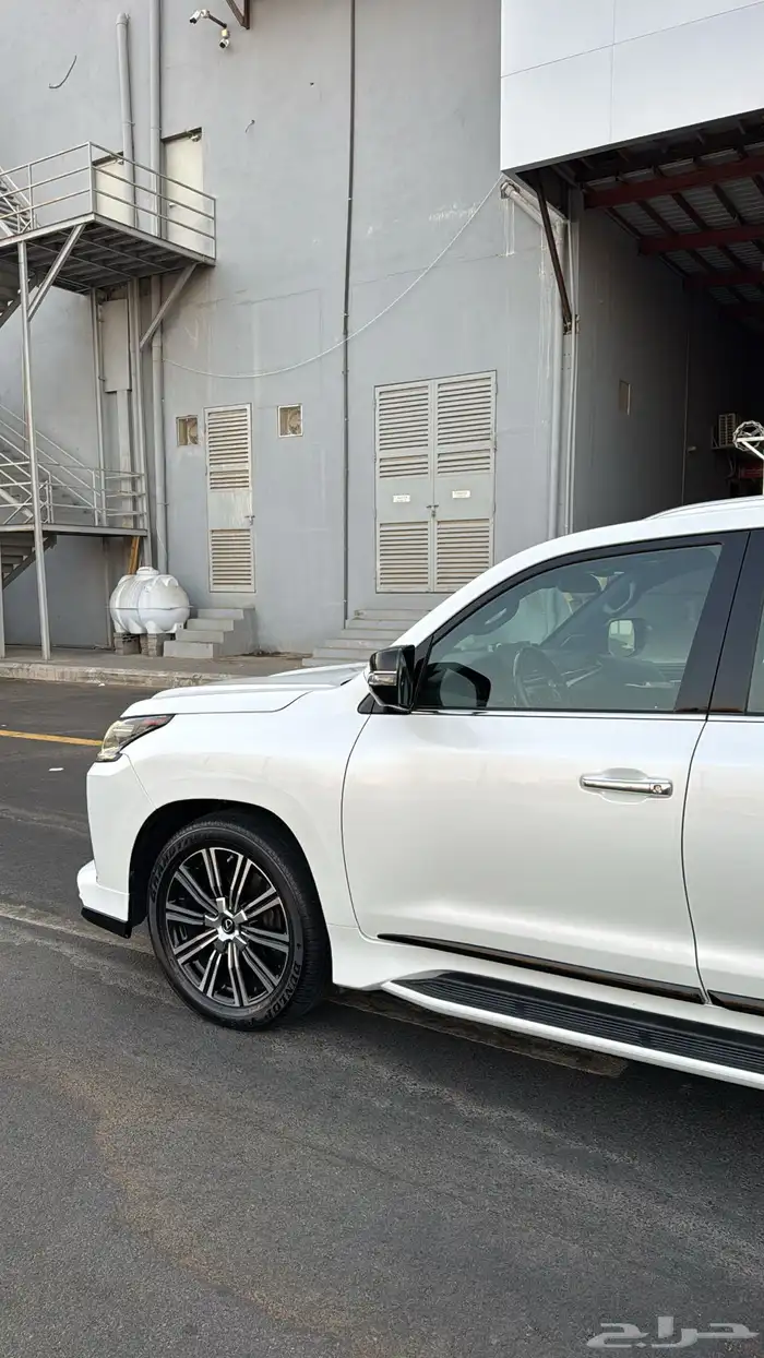 للبيع جيب لكزس 2017 24