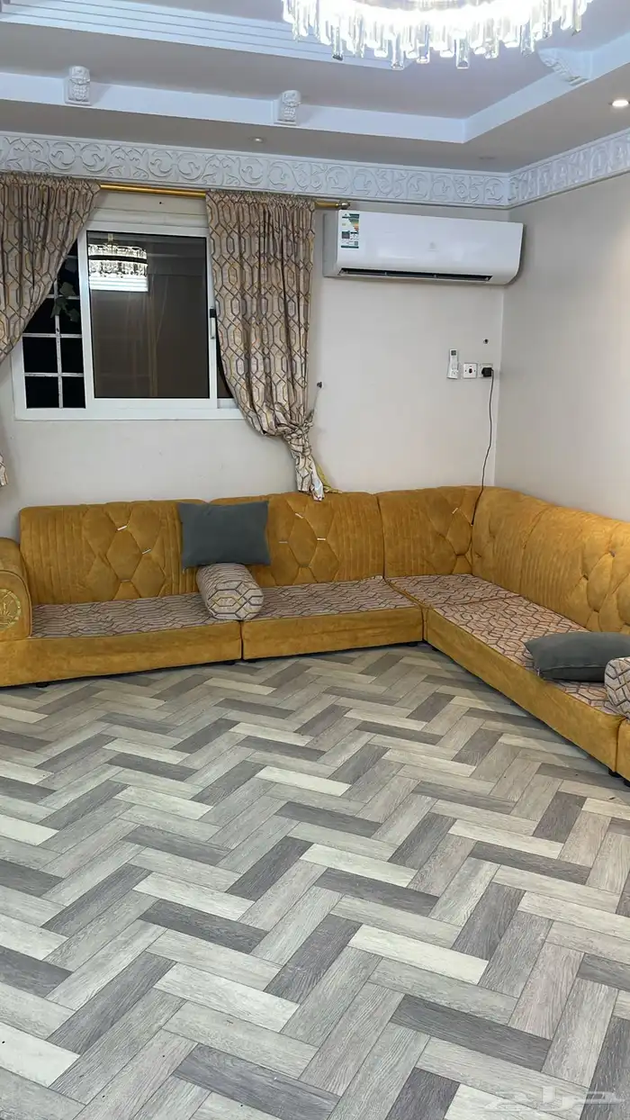 كنب نظيف للبيع مع طاوله 0