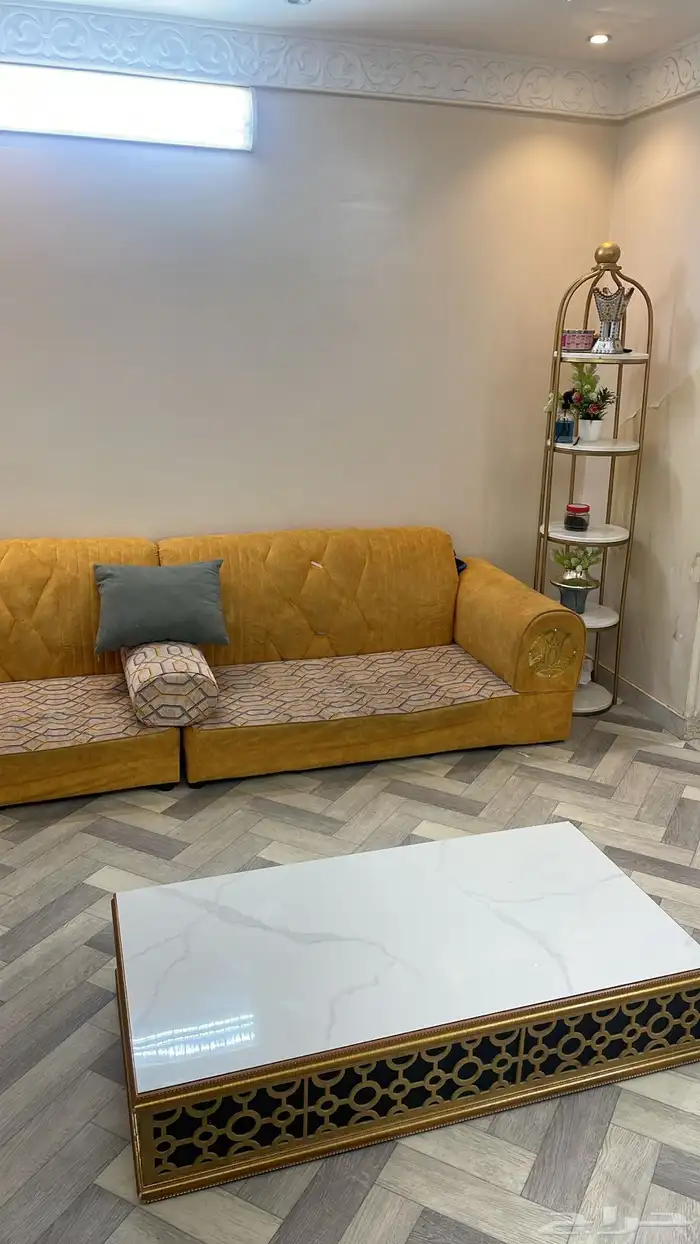 كنب نظيف للبيع مع طاوله 2