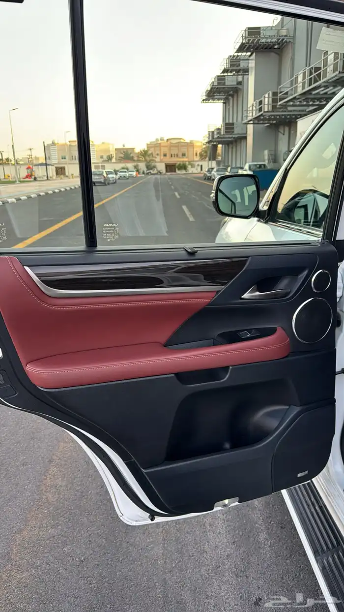 للبيع جيب لكزس 2017 16