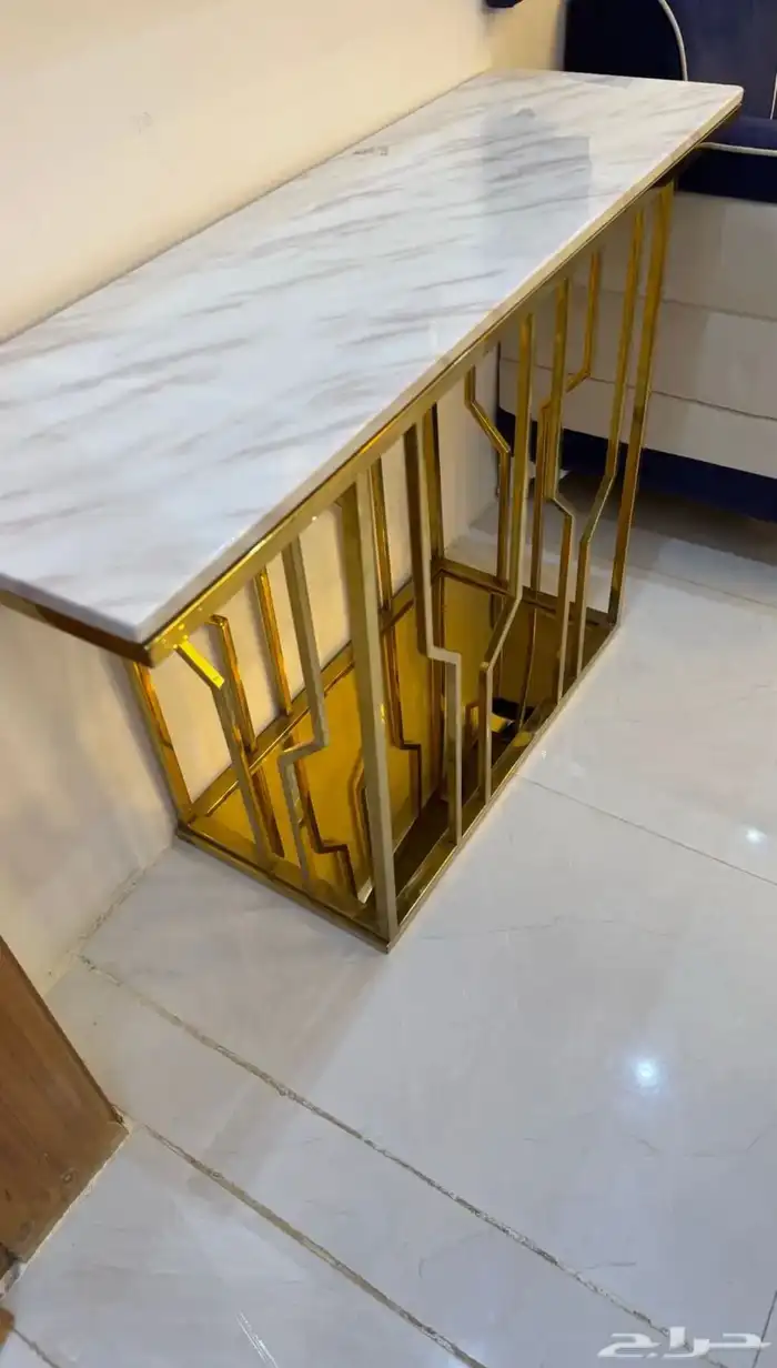 طاولة كبيرة مع طاولات خدمة و طاولة استقبال جميعها رخام 6