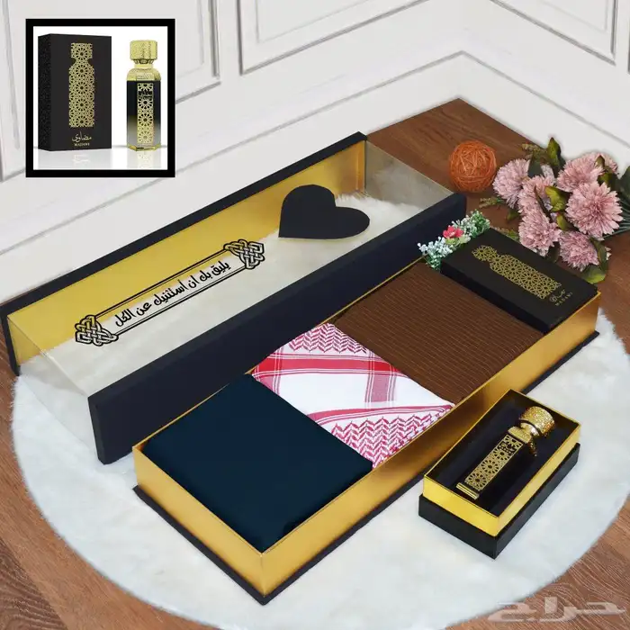 يحتوي صندوق الهدايا الرجالي الفاخر في الصورة على مجموعة من ا 0