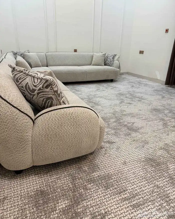 سعر المتر 380 شامل المخدات الصغيرة والكبيره وشامل التوصيل 10