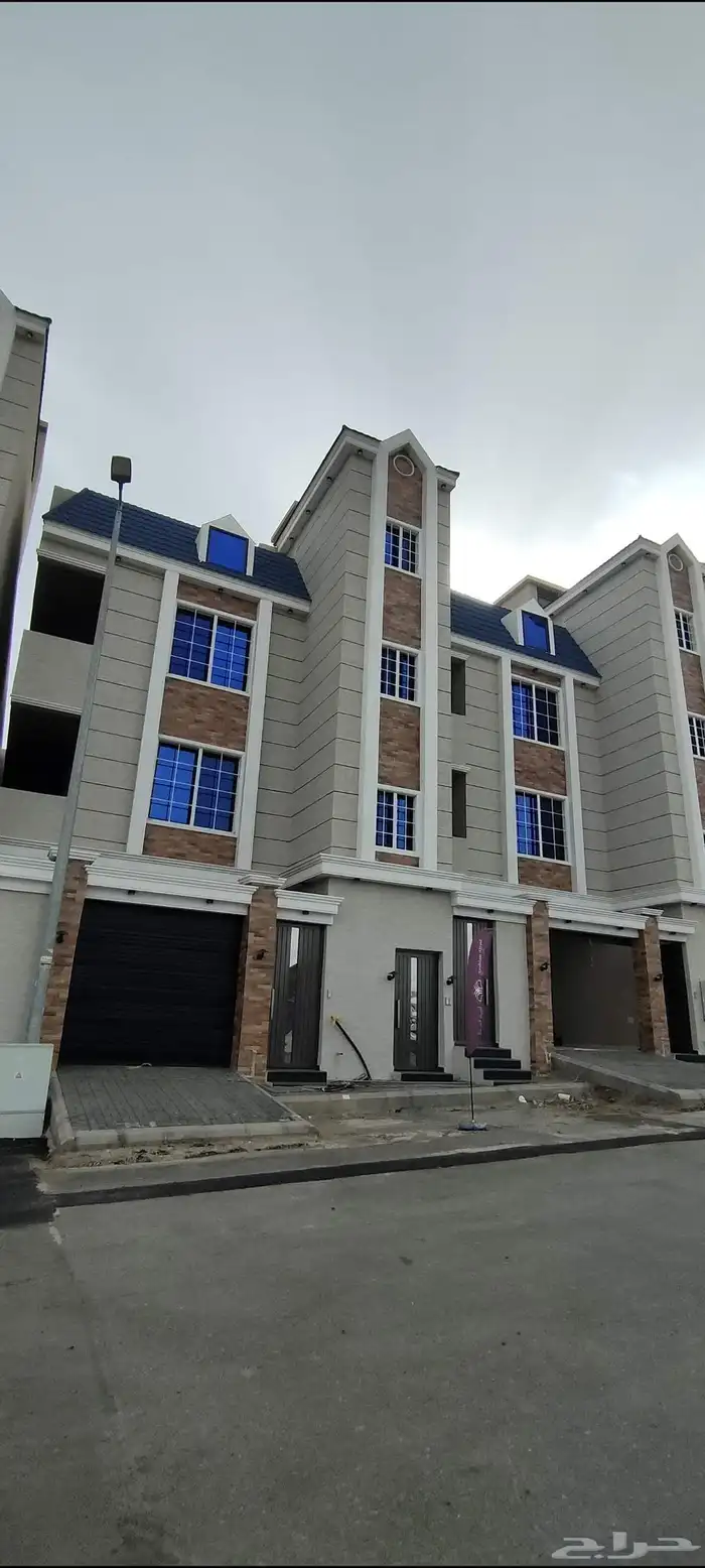 للبيع شقق ارضية وعلويه موقع مميز تشطيبات فاخرة أسعار مناسبة 0