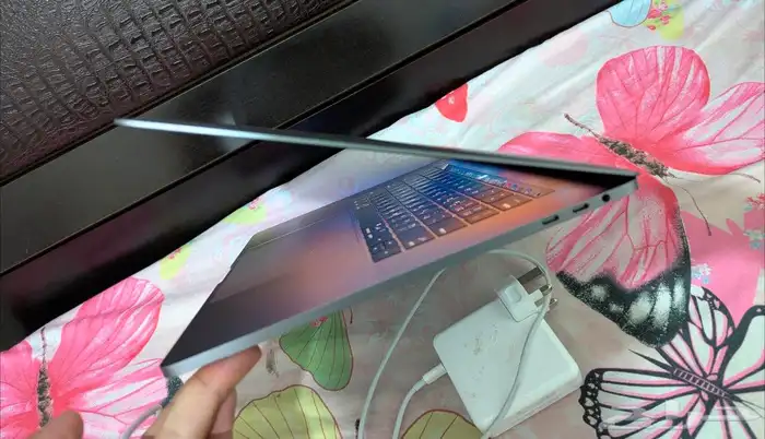 ابل ماك بوك برو اي i 9 ستوريج 500جيجابايت 2019 جده 7