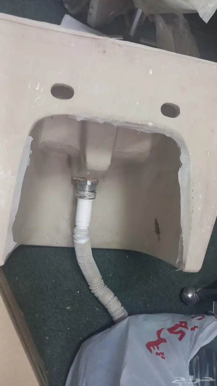 متوفر دولاب صغير ومغسلة صغيرة وسلة طفل ومركنين زجاج 0