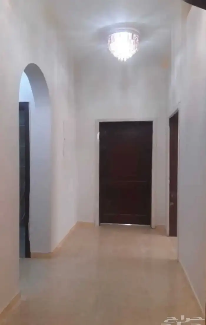 شقة سكنية بمدخلين مستقلة عداد كهرباء مستقل والماء عين 1