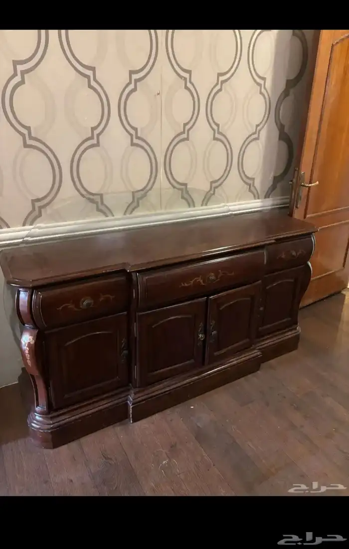 طاول مع كراسيها و طاوله بوفيه طقم 1