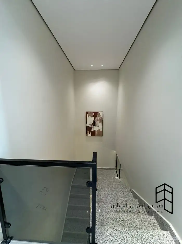 للبيع فيلا روف حي الاخضر 8