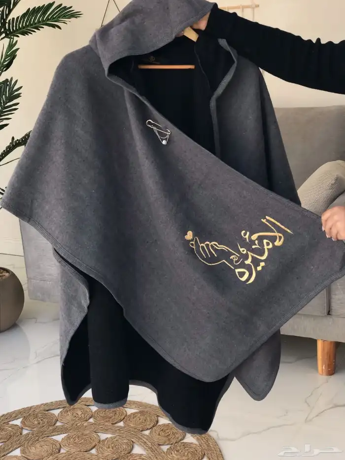 عباءة فخمة بتصميم راق يدمج بين الأناقة والدفء 4