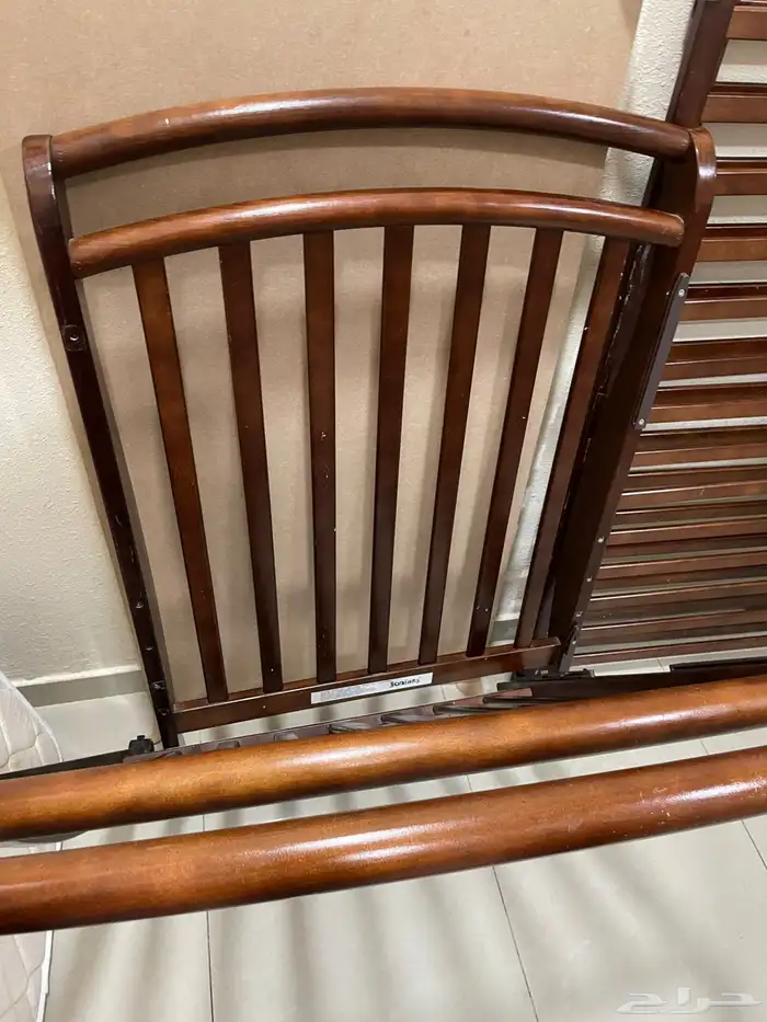 سرير اطفال ماركة جونيورز مع مرتبه جونيورز شبه جداد 6