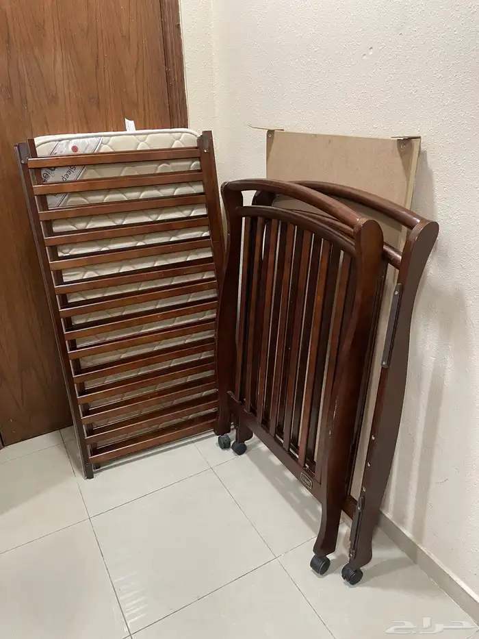 سرير اطفال ماركة جونيورز مع مرتبه جونيورز شبه جداد 8