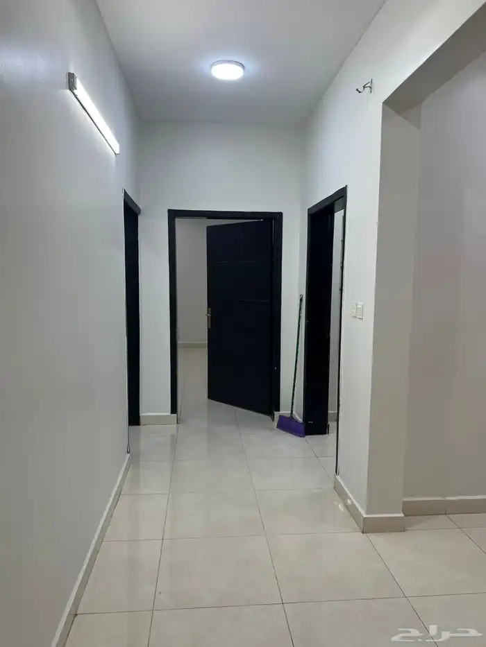 شقة عائلية كبيرة خمس غرف للايجار في ابوعريش حي الرح 0