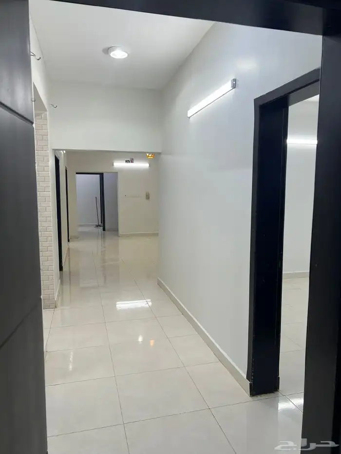 شقة عائلية كبيرة خمس غرف للايجار في ابوعريش حي الرح 8