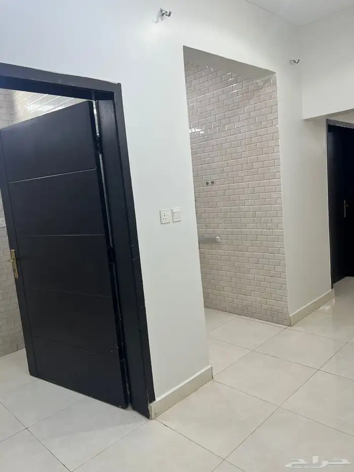 شقة عائلية كبيرة خمس غرف للايجار في ابوعريش حي الرح 7