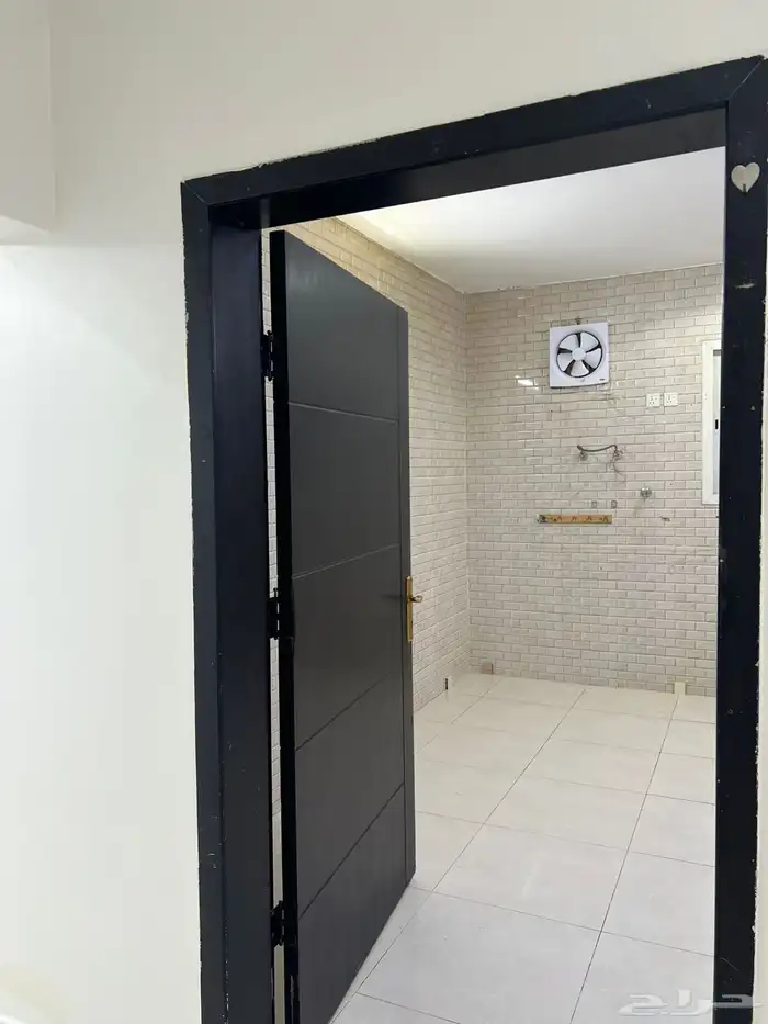 شقة عائلية كبيرة خمس غرف للايجار في ابوعريش حي الرح 1