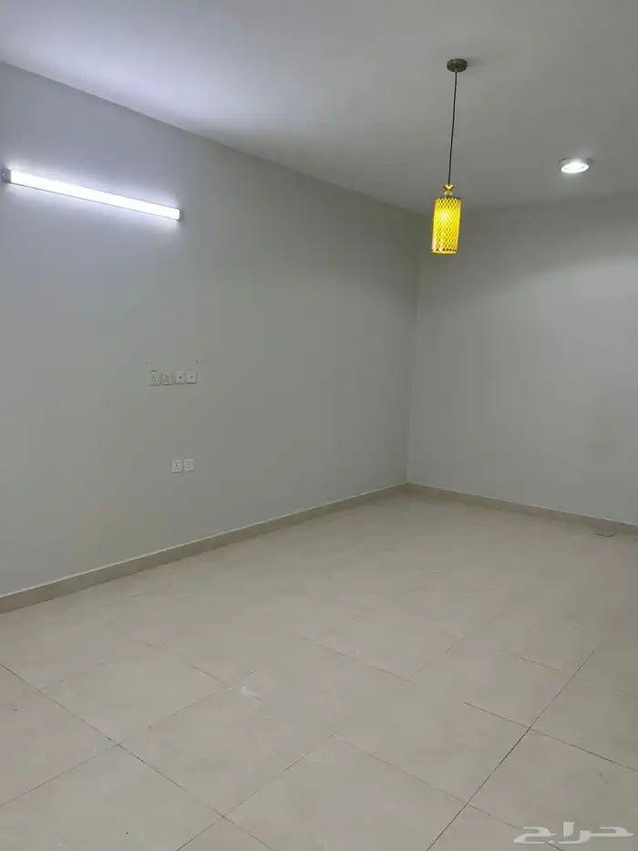 شقة عائلية كبيرة خمس غرف للايجار في ابوعريش حي الرح 9