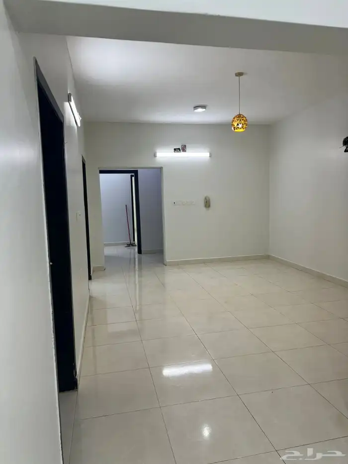 شقة عائلية كبيرة خمس غرف للايجار في ابوعريش حي الرح 6