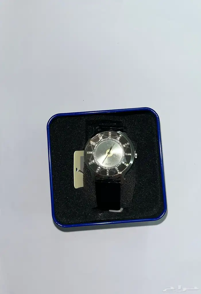 ساعات نسائية قديمة ماركة اصلية وفيها ذهب و الماس 1