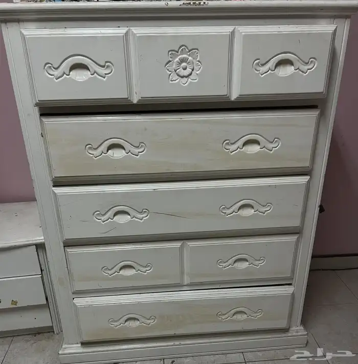 اللي يبي من الاغراض مانختلف على السعر لاني ناقل من البيت . 3