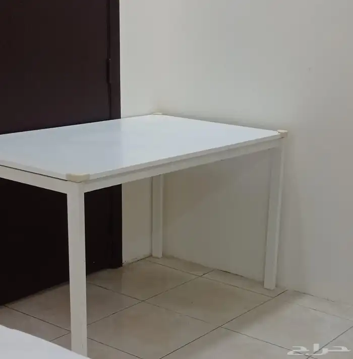 طقم أثاث (4 قطع) نظيف جدا للبيع ب1800 .سبب البيع سفر 1